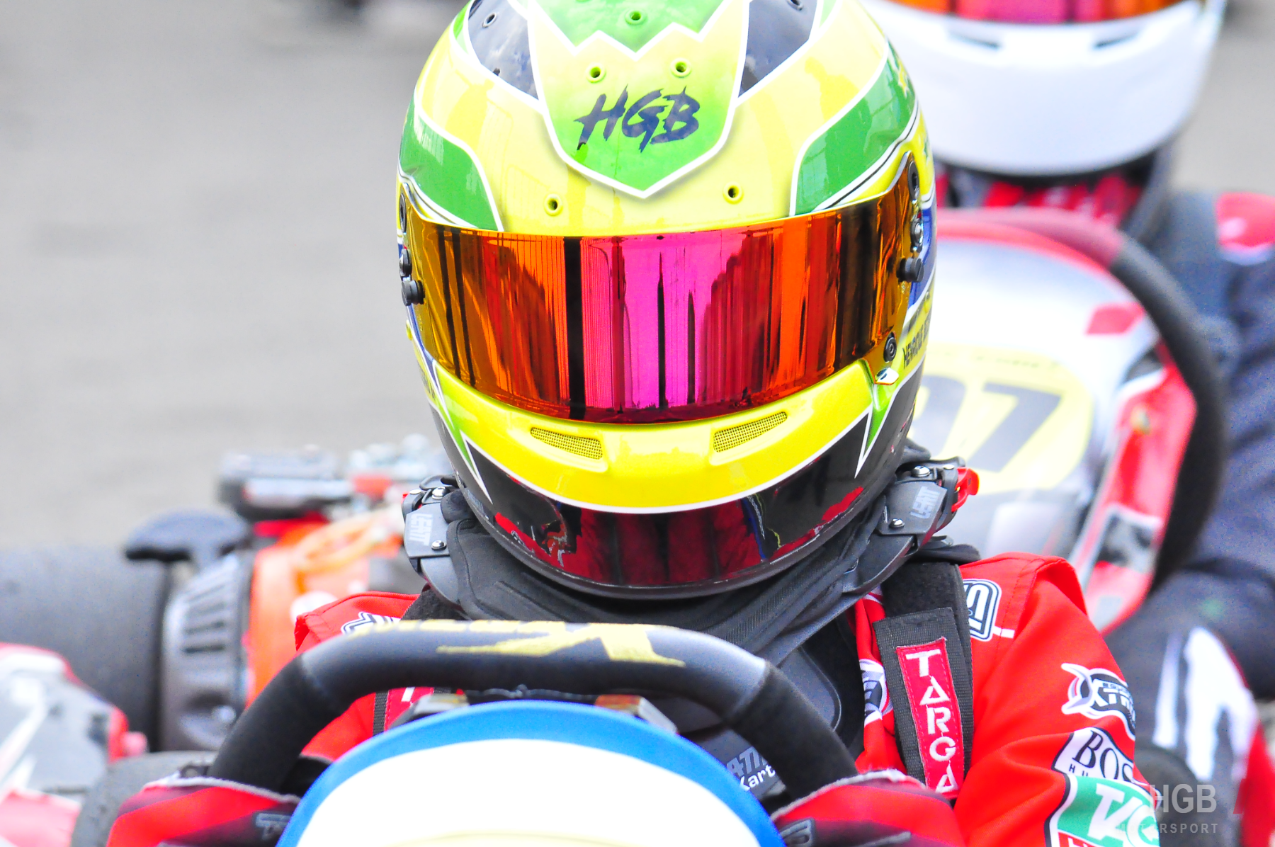 Henrique concentrado no grid, capacete HGB