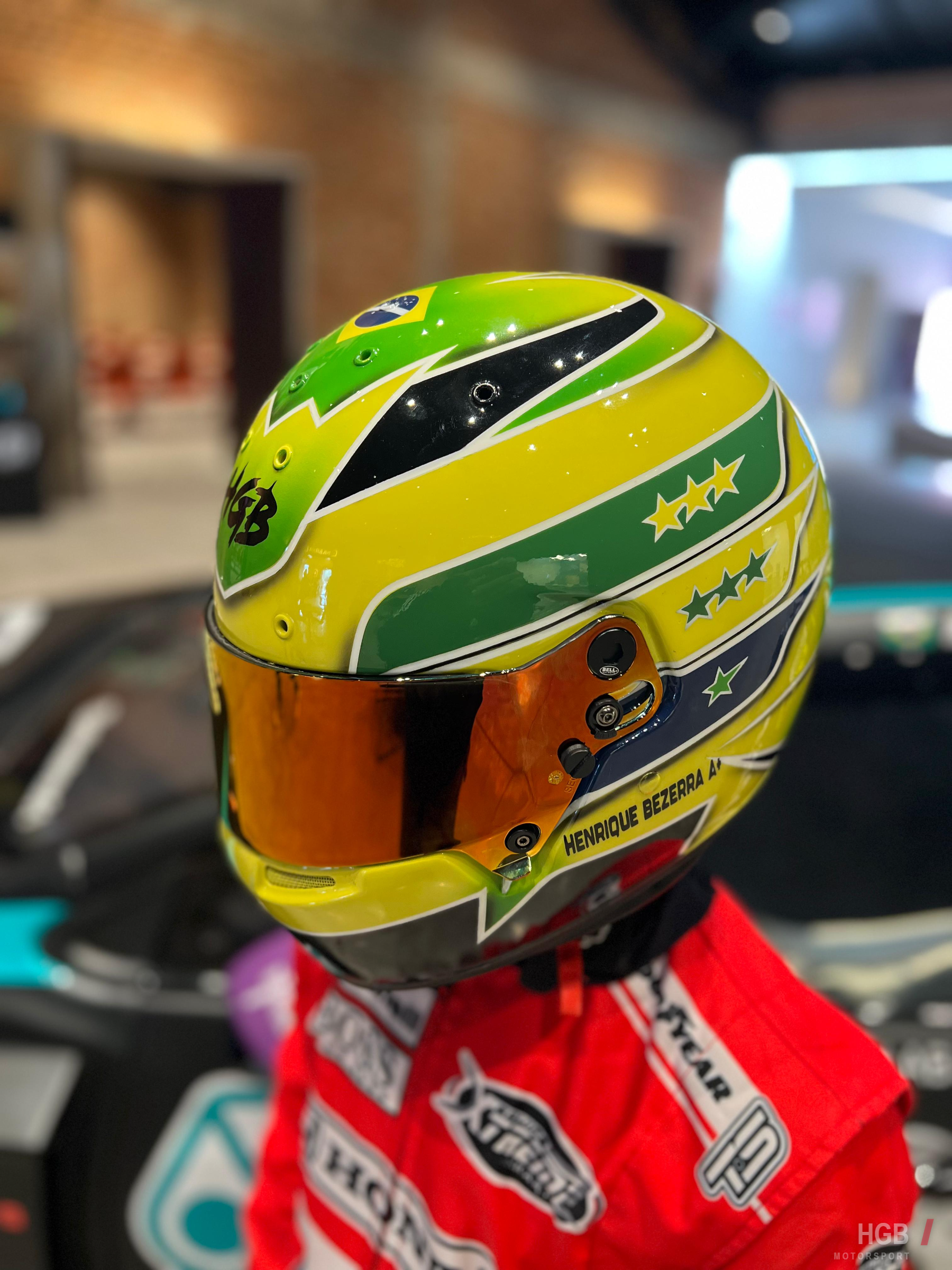 Capacete de Henrique com o monograma HGB pintado na parte superior