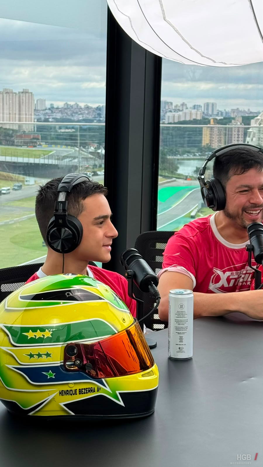 Henrique dando entrevista em estúdio com vista para a pista de Interlagos, durante a WEC