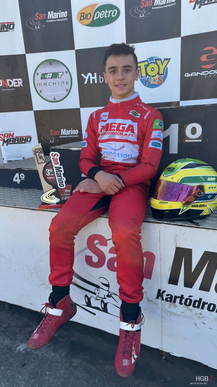 Henrique sentado no pódio da Copa San Marino 2026, com o troféu de 3º lugar da Etapa 5 da F4 Júnior