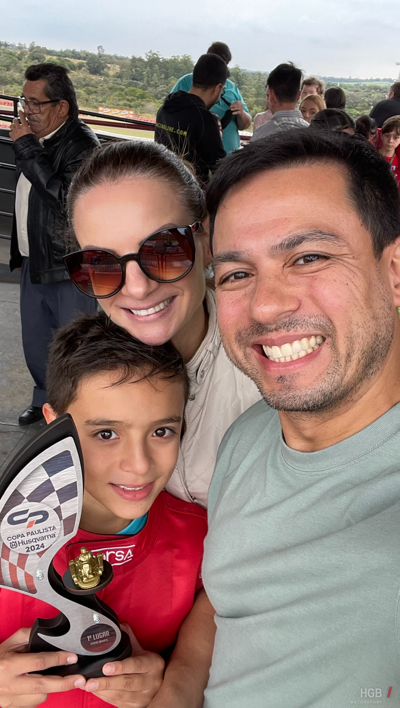 Henrique com o primeiro troféu da Copa Paulista Husqvarna 2024, ao lado dos pais