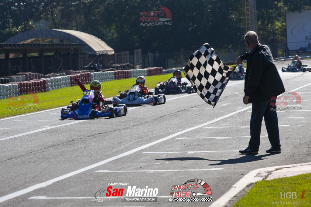 Henrique cruzando a linha de chegada com o braço erguido na Copa San Marino 2026, F4 Júnior