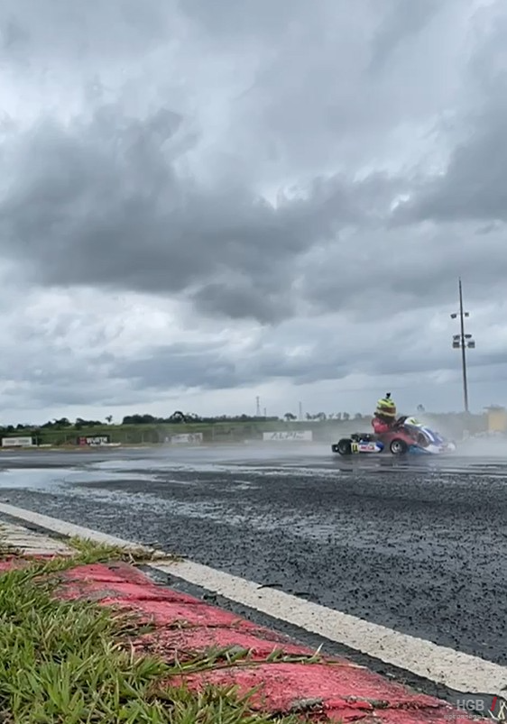 Henrique treinando com a pista molhada