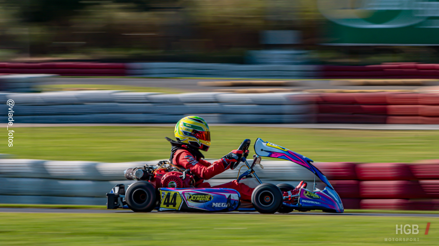 Henrique em velocidade na reta com o kart F4 Júnior